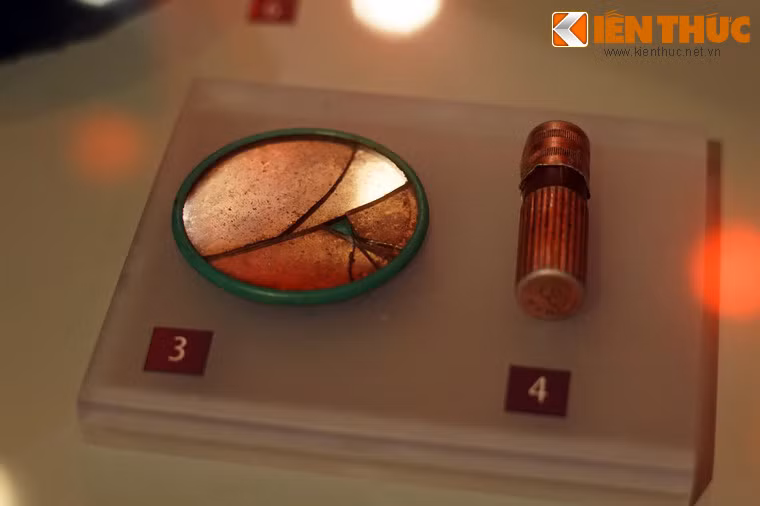 Gương và bật lửa bà Nguyễn Thị Sáu dùng làm ám hiệu ở Cai Lậy, Tiền Giang năm 1958-1967.