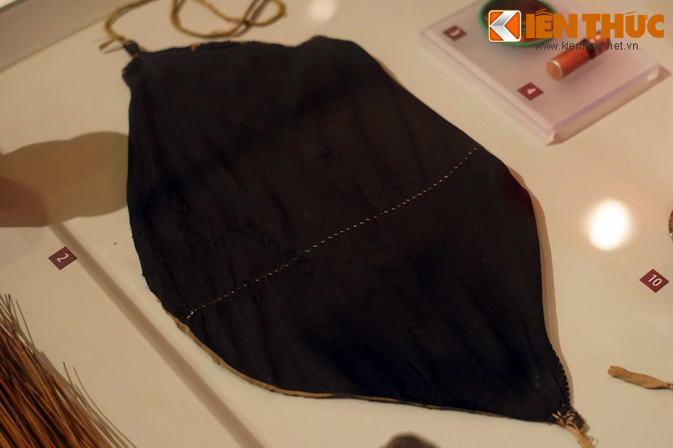 Áo yếm hai lớp của Hồ Thị Đoàn dùng ở Trà Bồng, Quảng Ngãi năm 1957-1962. Tài liệu mật được giấu giữa hai lớp vải.