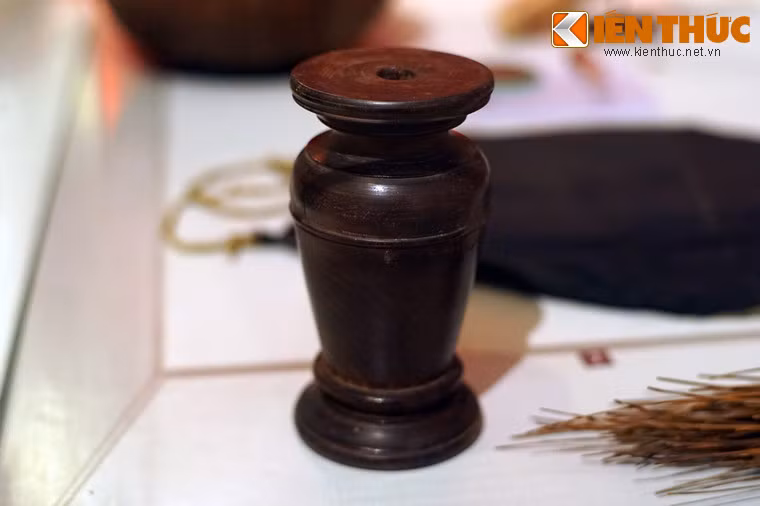 Lọ hoa nhiều ngăn bà Võ Thị Cung dùng để giấu tài liệu ở Tây Ninh năm 1963.