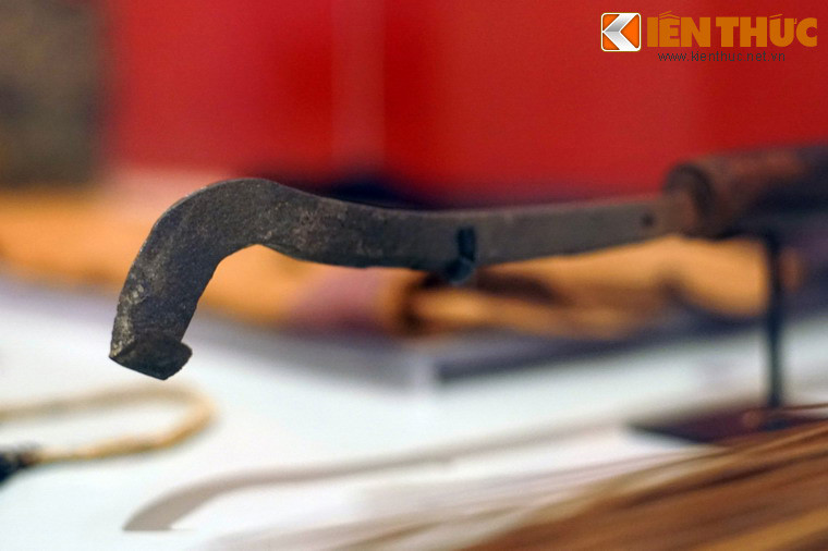 Dao cạo mủ cao su của bà Nguyễn Thị Sơn, Long Thành, Châu Thành, Đồng Nai năm 1969-1975. Tài liệu được giấu trong miếng giẻ buộc mũi dao.