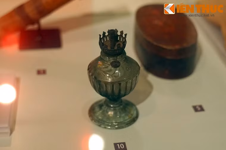 Đèn dầu bà Nguyễn Thị Thạnh dùng để làm ám hiệu khi hoạt động bí mật tại Trảng Bàng, Tây Ninh, 1970-1975.