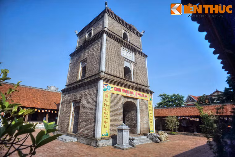 Theo thời gian, tòa tháp cổ đã mất đi 6 tầng trên, nay chỉ còn ba tầng dưới, với chiều cao khoảng 17 mét. Dù không còn nguyên vẹn nhưng tháp vẫn toát lên vẻ uy nghiêm.