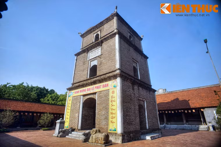 Mỗi tầng tháp có bốn cửa vòm.