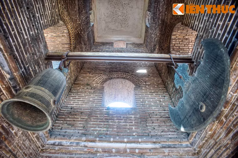 Không gian bên trong tháp, với giá cheo chuông và khánh đặt ở tầng hai.