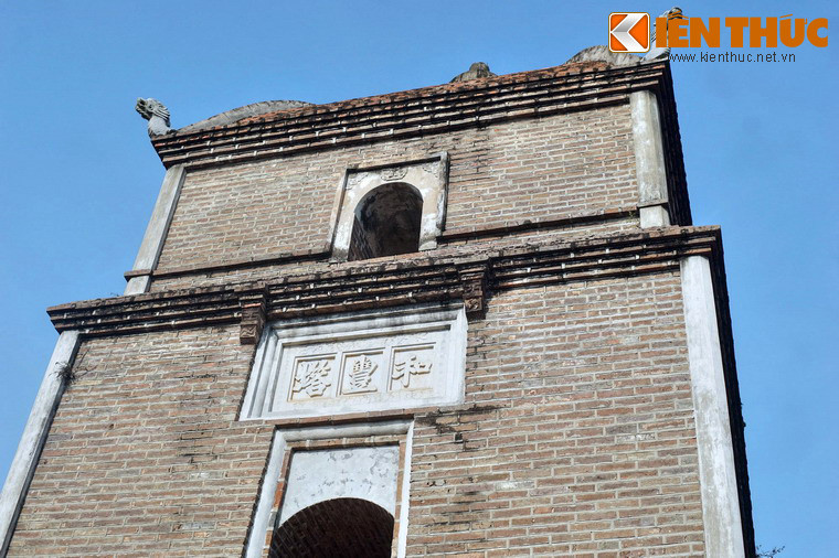 Mặt trước tầng hai có gắn bảng đá khắc chữ "Hòa Phong tháp".