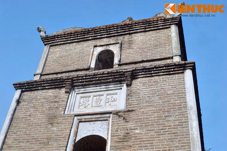 Mặt trước tầng hai có gắn bảng đá khắc chữ "Hòa Phong tháp".