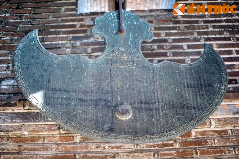 Chiếc khánh cũng bằng đồng, đúc năm 1817.