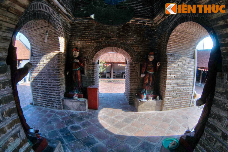 Ở tầng một có bốn tượng Thiên Vương cao 1,6 mét ở bốn góc.