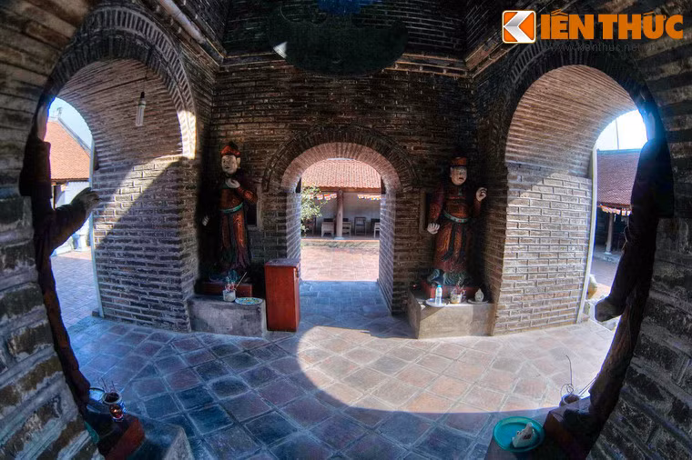 Ở tầng một có bốn tượng Thiên Vương cao 1,6 mét ở bốn góc.