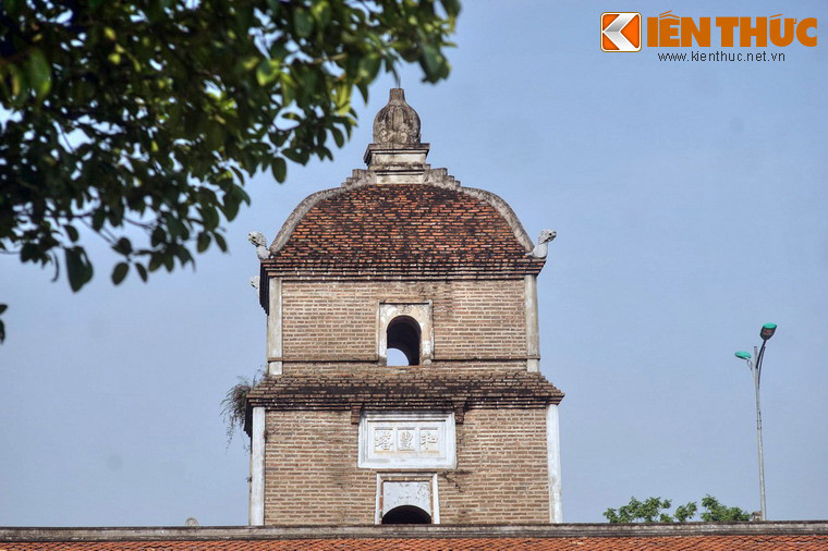 Theo sử sách, vào năm 1313, vua Trần Anh Tông đã sai trạng nguyên Mạc Đĩnh Chi về kiến thiết lại chùa Dâu thành chùa trăm gian, tháp chín tầng. Ngôi tháp được nhắc đến chính là tháp Hòa Phong, nằm giữa sân chùa.