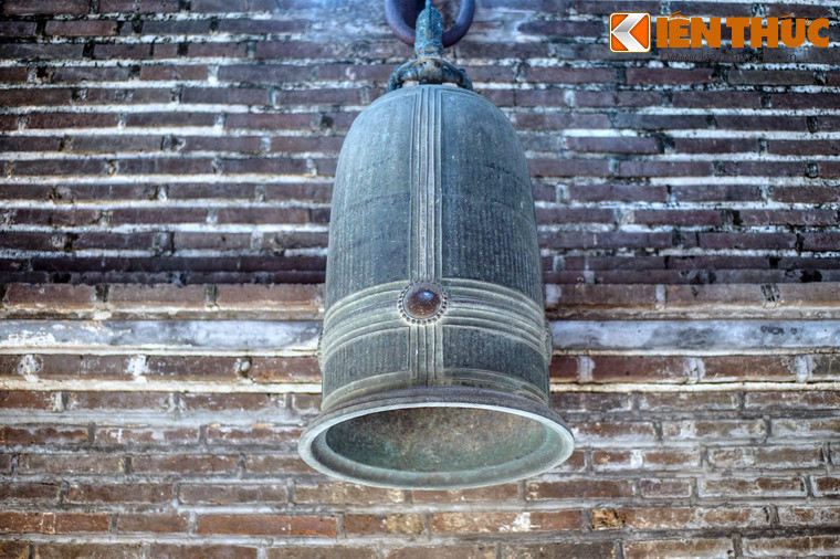 Quả chuông đồng của tháp đúc năm 1793.