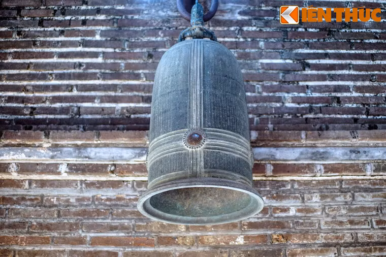 Quả chuông đồng của tháp đúc năm 1793.