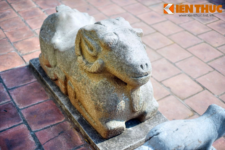 Bên trái có tượng một con cừu đá dài 1,33 mét, cao 0,8 mét.