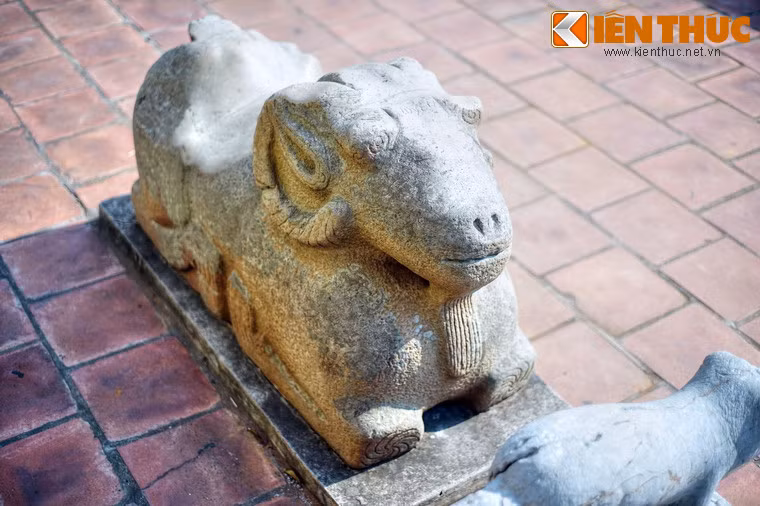 Bên trái có tượng một con cừu đá dài 1,33 mét, cao 0,8 mét.