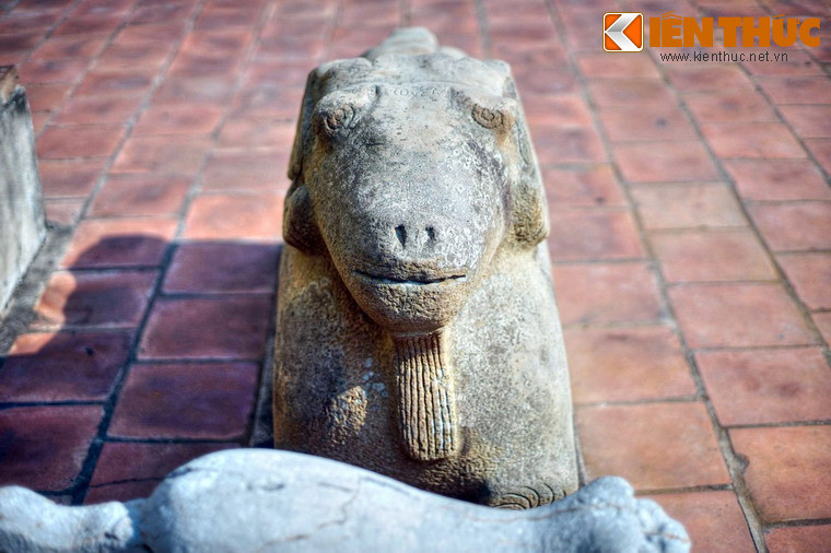 Bức tượng này là dấu vết duy nhất còn sót lại từ thời nhà Hán của chùa Dâu xưa.