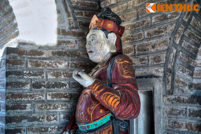 Cận cảnh một bức tượng Thiên Vương.