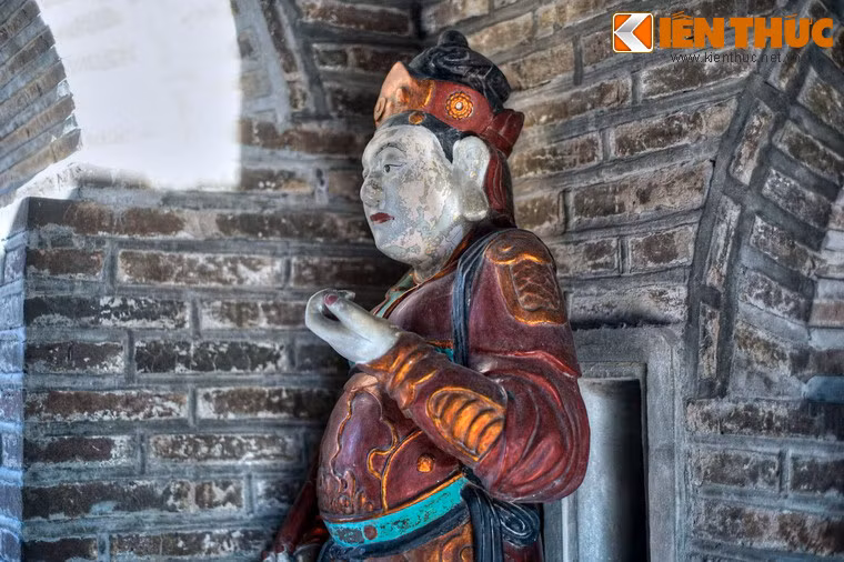 Cận cảnh một bức tượng Thiên Vương.