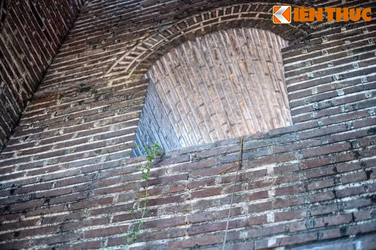 Tháp xây bằng loại gạch cỡ lớn ngày xưa, được nung thủ công tới độ có màu sẫm già của vại sành. Tường tháp rất vững do xây bằng nhiều lớp gạch, bề dày ước chừng 0,7 mét.