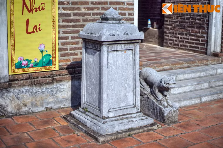 Trước tháp, bên phải có tấm bia vuông dựng năm 1738, còn khá nguyên vẹn.