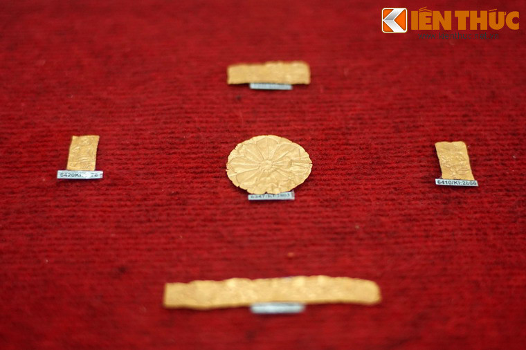 Một số hiện vật làm bằng vàng chế tác bằng kỹ thuật khắc miết, phát hiện tại gò 2A, 2B di tích Cát Tiên.