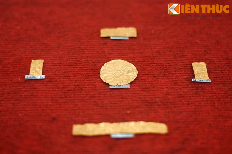 Một số hiện vật làm bằng vàng chế tác bằng kỹ thuật khắc miết, phát hiện tại gò 2A, 2B di tích Cát Tiên.