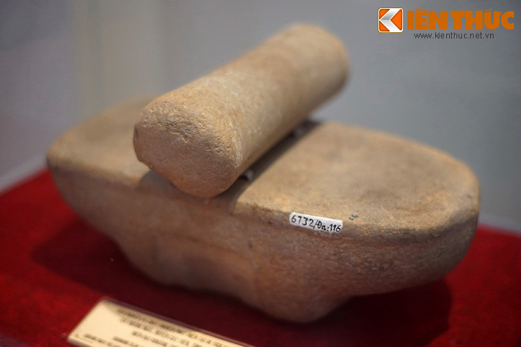 Bàn nghiền và chày nghiền được phát hiện tại di tích Cát Tiên.