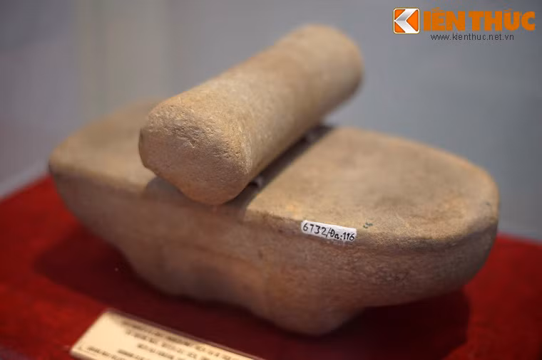Bàn nghiền và chày nghiền được phát hiện tại di tích Cát Tiên.