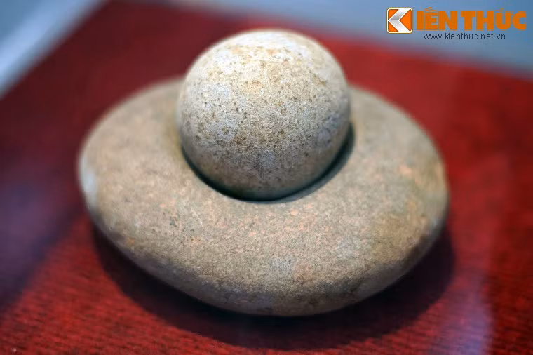 Bộ Linga - Yoni được phát hiện tại gò số 5 năm 1994.