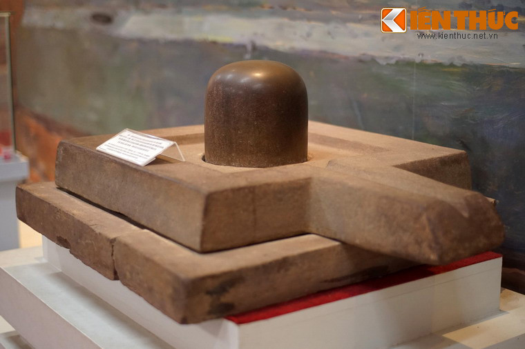 Linga - Yoni niên đại thế kỷ 8 - 10 - vật thờ của cư dân đạo Bà La Môn - phát hiện tại di tích Cát Tiên. Đây là khu phế tích các đền tháp và mộ tháp được xây dựng bằng gạch và đá có niên đại cách ngày nay khoảng 11 thế kỷ.