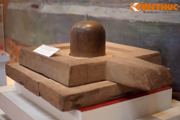 Linga - Yoni niên đại thế kỷ 8 - 10 - vật thờ của cư dân đạo Bà La Môn - phát hiện tại di tích Cát Tiên. Đây là khu phế tích các đền tháp và mộ tháp được xây dựng bằng gạch và đá có niên đại cách ngày nay khoảng 11 thế kỷ.