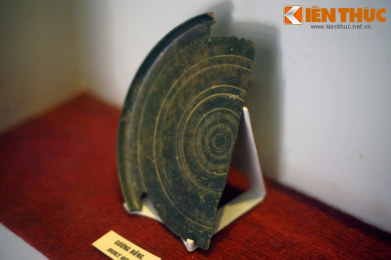 Gương đồng của văn hóa Cát Tiên.