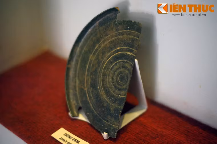 Gương đồng của văn hóa Cát Tiên.