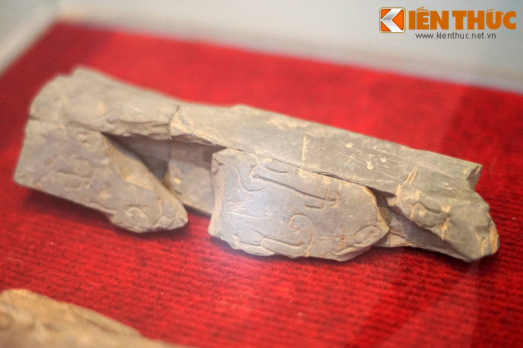 Tranh đá có khắc các ký tự của cư dân Cát Tiên xưa.