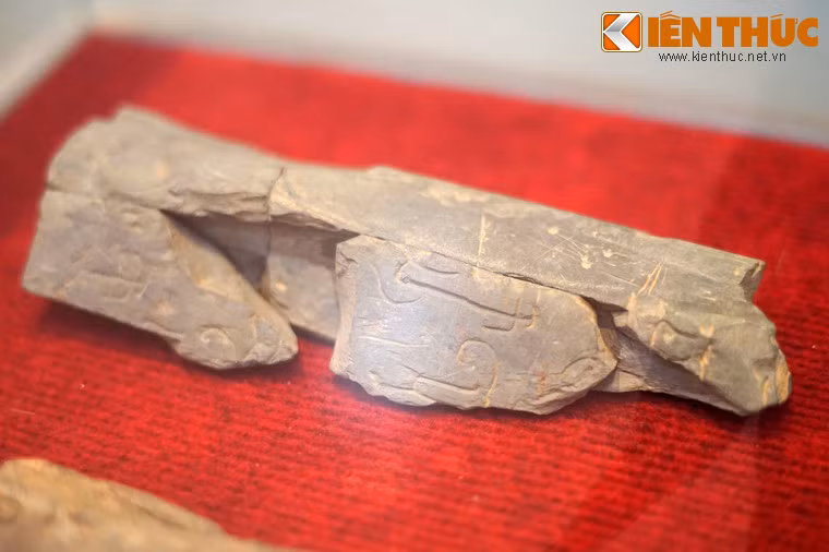 Tranh đá có khắc các ký tự của cư dân Cát Tiên xưa.