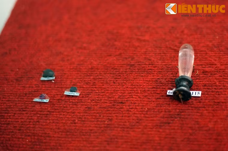 Đồ trang sức làm bằng đá của văn hóa Cát Tiên, khai quật tại gò số 3 của khu di tích.