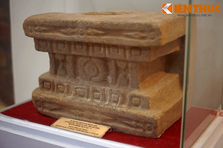 Bệ cột niên đại thế kỷ 8-10 thuộc nền văn hóa Cát Tiên. Mô típ kiến trúc và các hiện vật tìm thấy trong lòng đền tháp cho thấy phế tích này có liên hệ mật thiết với nền văn hóa Óc Eo và đạo Bà La Môn du nhập từ Ấn Độ.