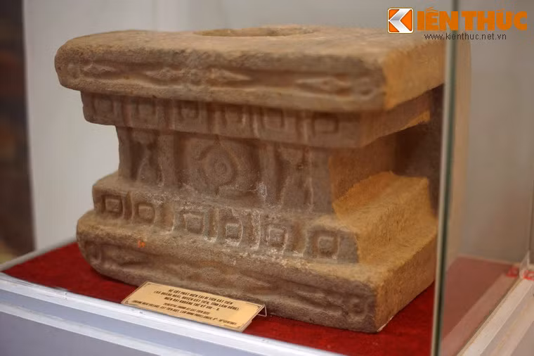 Bệ cột niên đại thế kỷ 8-10 thuộc nền văn hóa Cát Tiên. Mô típ kiến trúc và các hiện vật tìm thấy trong lòng đền tháp cho thấy phế tích này có liên hệ mật thiết với nền văn hóa Óc Eo và đạo Bà La Môn du nhập từ Ấn Độ.