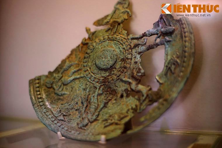 Đĩa đồng thể hiện trình độ chế tác cao của cư dân Cát Tiên cổ.