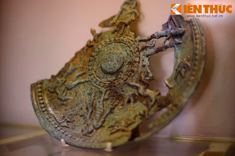 Đĩa đồng thể hiện trình độ chế tác cao của cư dân Cát Tiên cổ.