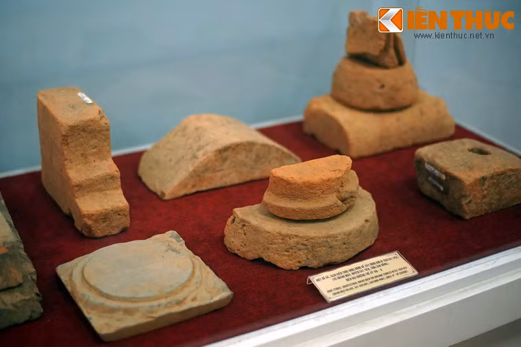 Một số mẫu đá, gạch kiến trúc được dùng để xây dựng khu thánh địa Cát Tiên, niên đại khoảng thế kỷ 8-10. Chủ nhân của phế tích Cát Tiên có thể là hậu duệ của cư dân Phù Nam hoặc người Mạ, một dân tộc bản địa hiện còn sinh sống tại khu vực này.