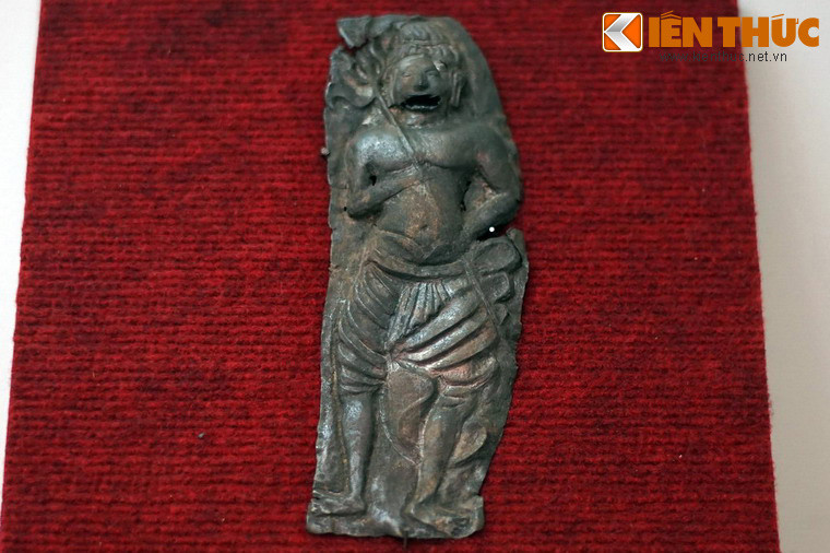 Phù điêu hình thần Siva bằng bạc được phát hiện tại di tích Cát Tiên năm 1995.