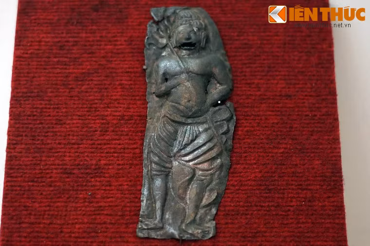 Phù điêu hình thần Siva bằng bạc được phát hiện tại di tích Cát Tiên năm 1995.