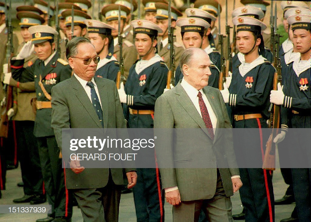 Chủ tịch nước Lê Đức Anh tiếp đón Tổng thống Pháp Francois Mitterrand tại Phủ Chủ tịch, Hà Nội ngày 9/2/1993. Đây là lần đầu tiên một nguyên thủ quốc gia phương Tây tới Việt Nam kể từ năm 1954.