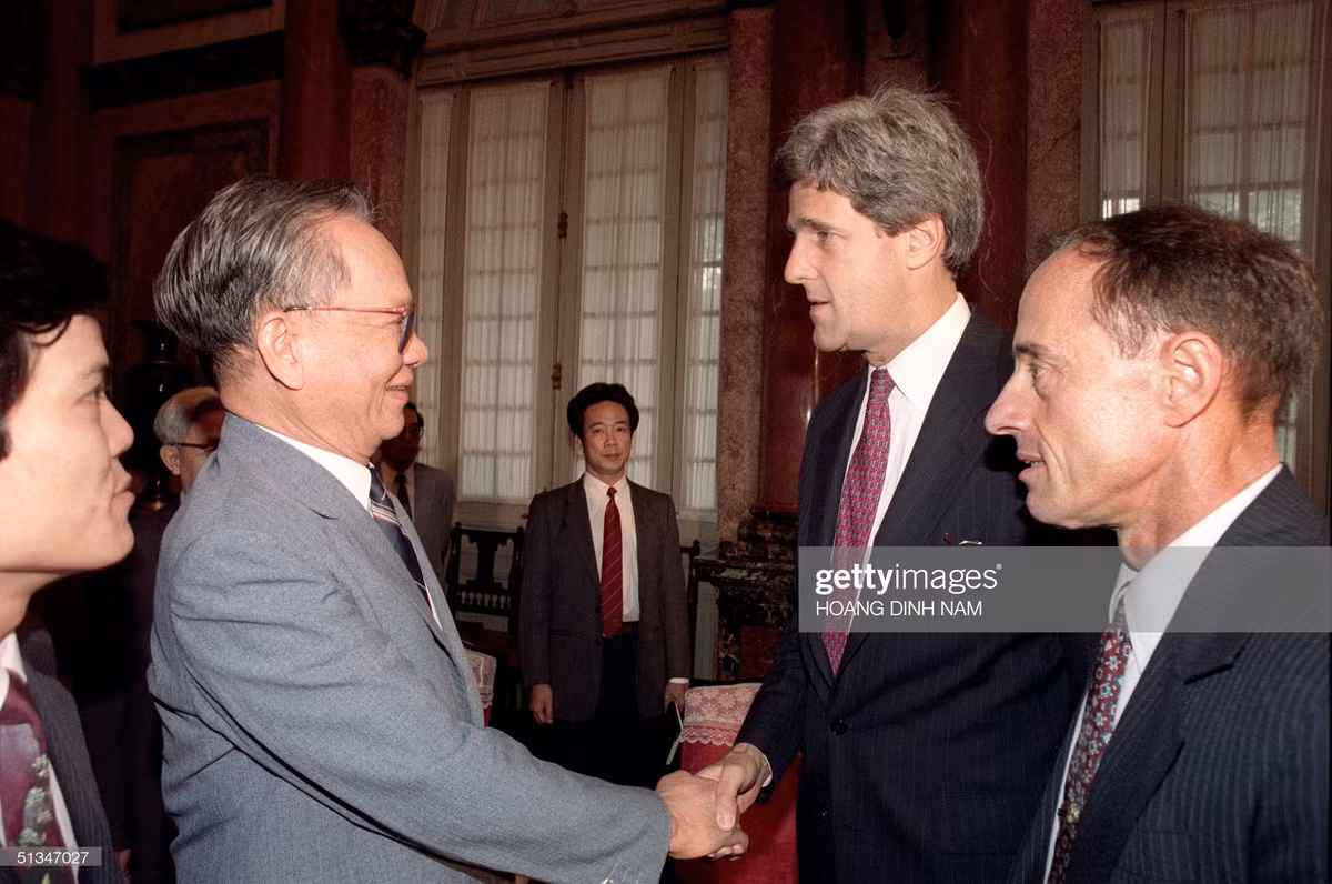 Chủ tịch nước Lê Đức Anh tiếp Thượng nghị sĩ Mỹ John Kerry (ngoại trưởng Mỹ năm 2013 - 2017) tại Phủ Chủ tịch ở Hà Nội ngày 16/5/1993. Ông John Kerry đến Việt Nam để hội đàm về việc tìm kiếm hài cốt các quân nhân Mỹ mất tích thời chiến tranh Việt Nam.