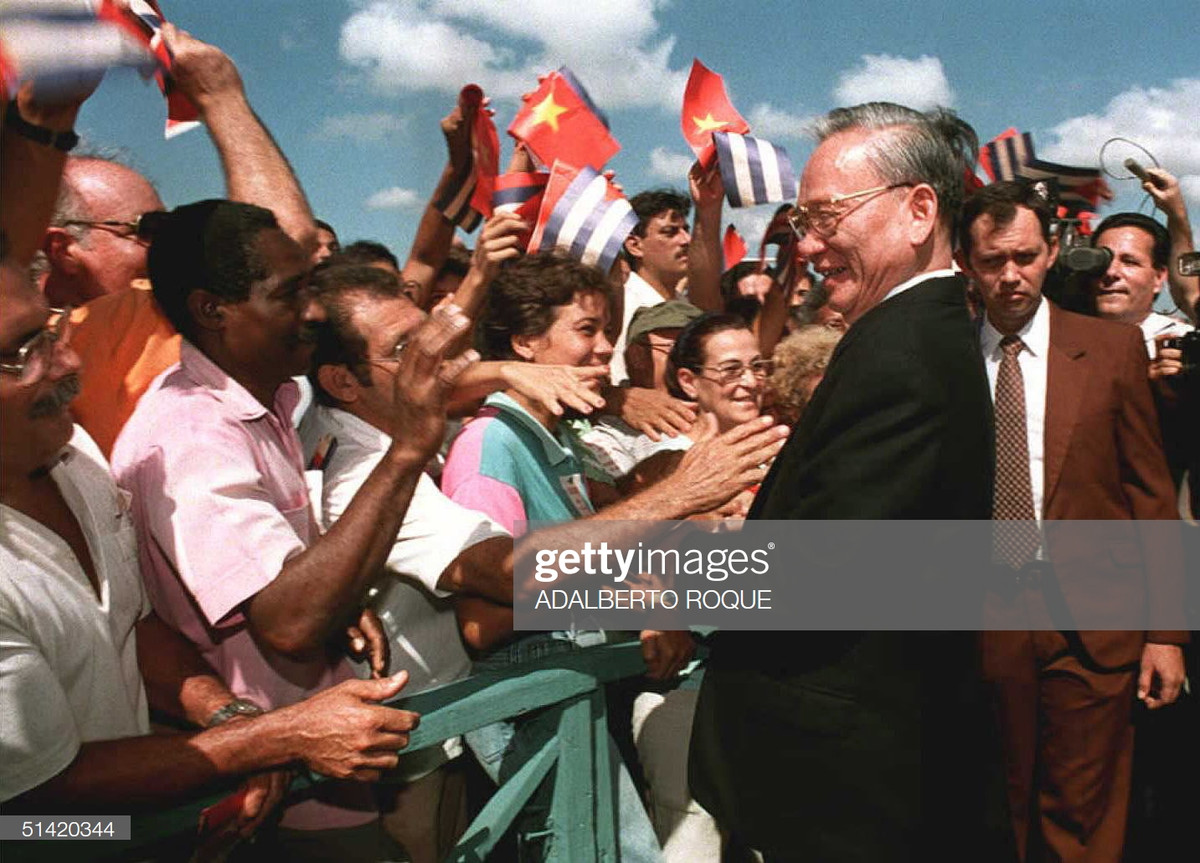  Chủ tịch nước Lê Đức Anh bắt tay với người dân Cuba tại sân bay quốc tế Jose Marti của Havana, ngày 12/10/1995.