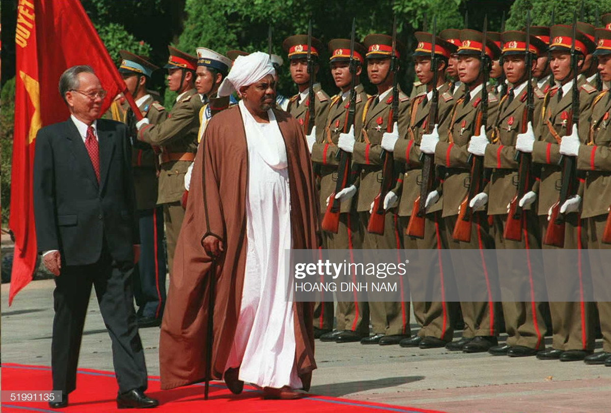 Chủ tịch nước Lê Đức Anh tiếp đón Tổng thống Sudan Omar Hassan Ahmed al-Bashir tại Phủ Chủ tịch, Hà Nội ngày 29/9/1995.