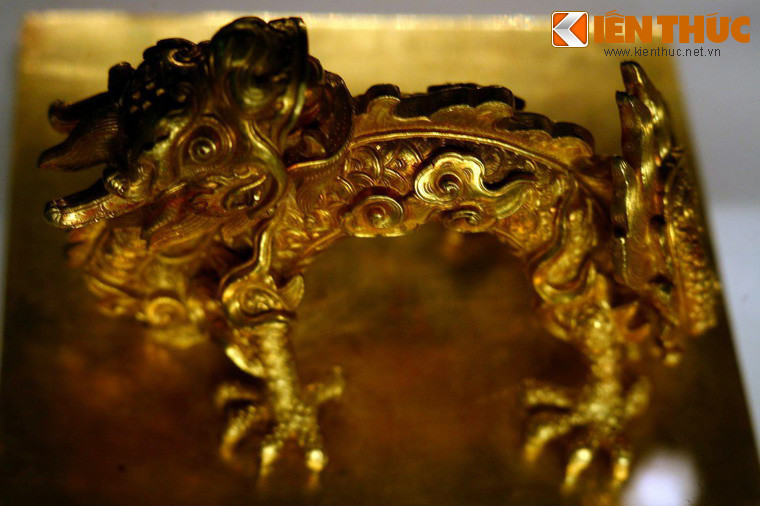 Rồng trang trí trên ấn vàng “Mệnh đức chi bảo”, niên hiệu Gia Long (1802 – 1819).