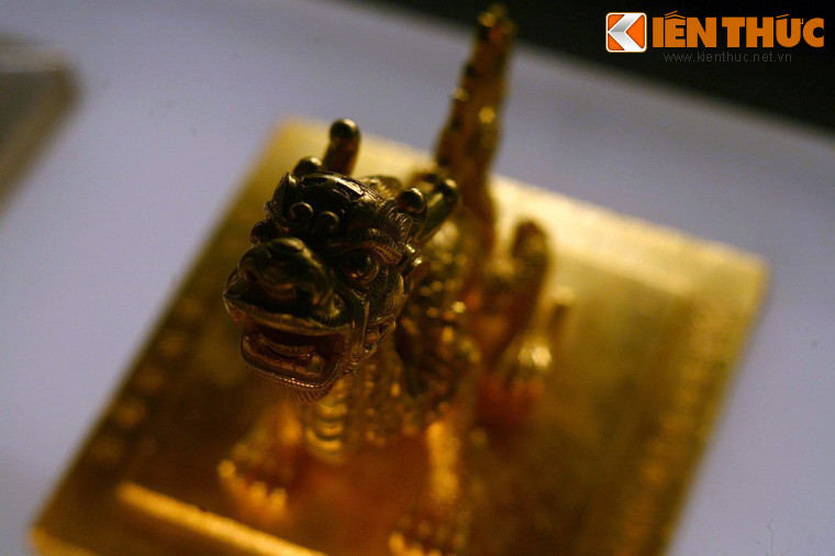 Rồng trang trí trên ấn vàng “Khâm văn chi tỉ”, niên hiệu Minh Mệnh năm thứ 8 (1827).