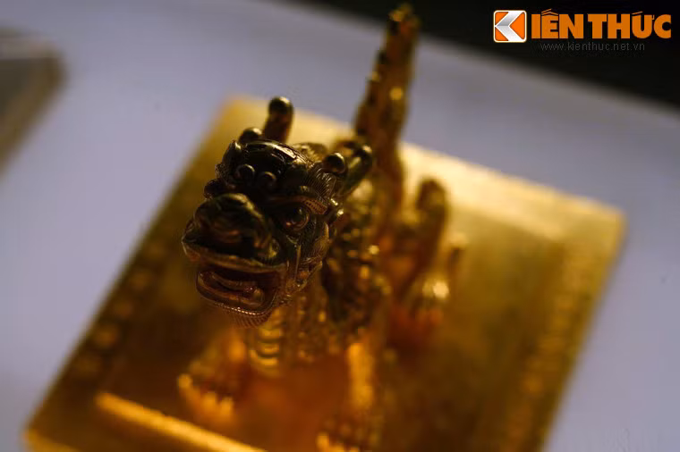 Rồng trang trí trên ấn vàng “Khâm văn chi tỉ”, niên hiệu Minh Mệnh năm thứ 8 (1827).