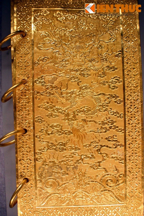 Rồng trang trí trên Kim sách (sách bằng vàng), niên hiệu Tự Đức năm thứ 36 (1883).